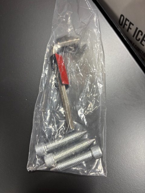 Triangle Passer – Vankka teräksinen jääkiekkosyöttölaite tarkkuusharjoitteluun